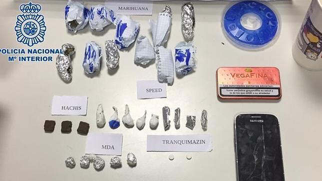 Detenidos tres jóvenes por tratar de vender droga al por menor en el recinto