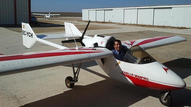 Seis años viviendo en un hangar sin luz ni agua para montar una escuela de vuelo