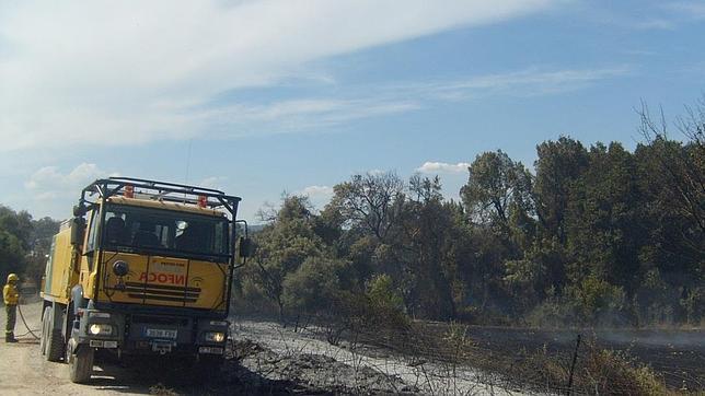 El Infoca extingue un fuego de ocho hectáreas en los límites de Córdoba