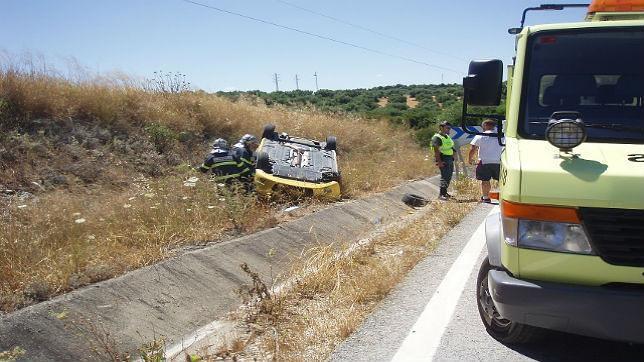 Queda herida tras el aparatoso vuelco de su coche