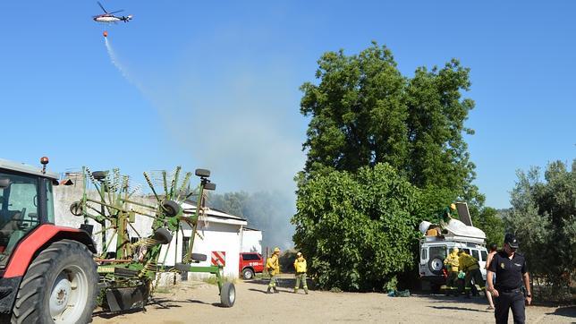 Un incendio en Alcolea obliga a desalojar una decena de viviendas