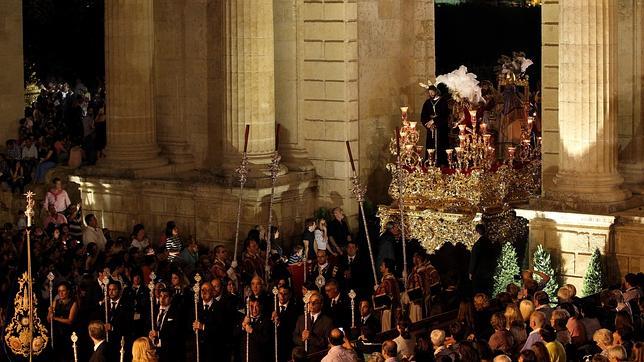 Todo el papel vendido junto a la Catedral y el Triunfo para la Regina Mater