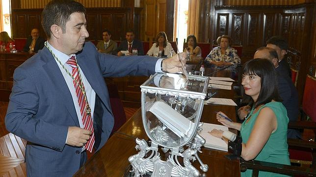 El socialista Reyes reelegido presidente de la Diputación de Jaén