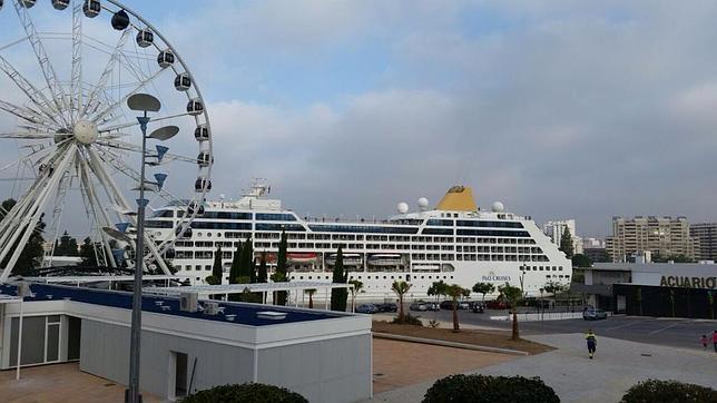 Llega a Sevilla el primer gran crucero con «vistas» a la recién inaugurada noria del Puerto