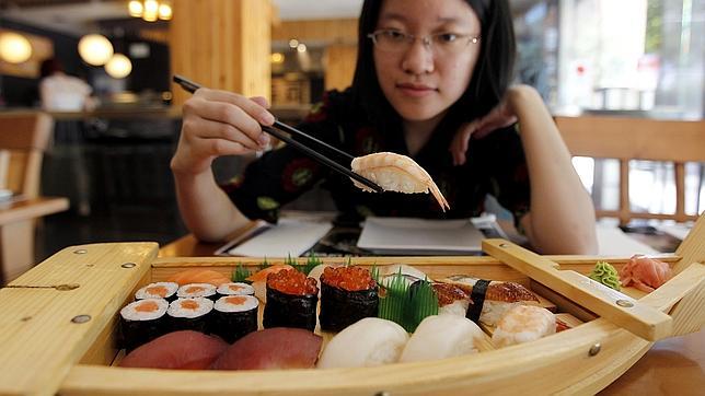 Una clienta degusta sushi en Tokio Restaurante