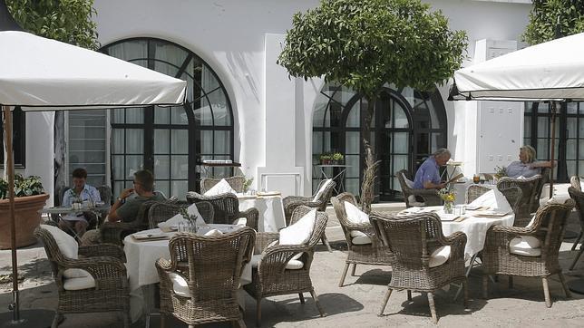 Clientes en la terraza de Fusión by Sojo
