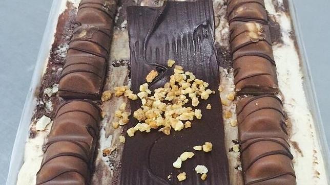 Helado de Kinder Bueno, aderezado con las barras de chocolate que le dan su nombre