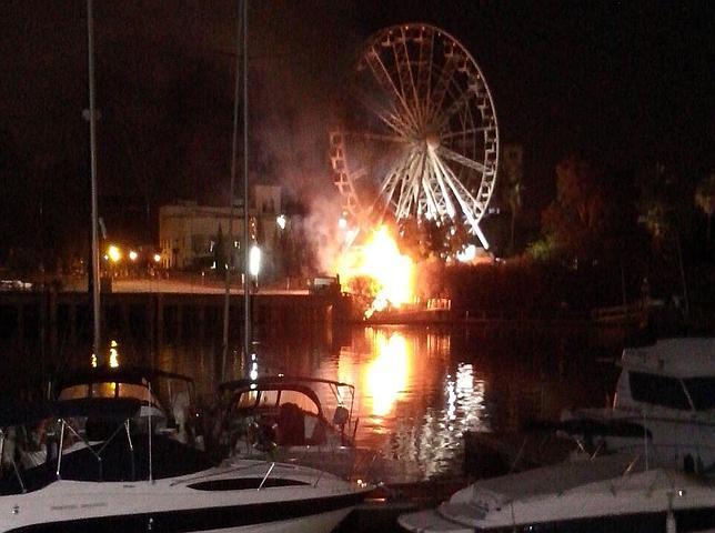 Aparatoso incendio en las inmediaciones del acuario y la noria del Puerto de Sevilla