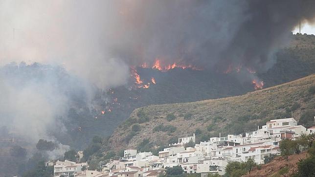 El incendio de la Alpujarra, poco a poco, comienza a estar controlado