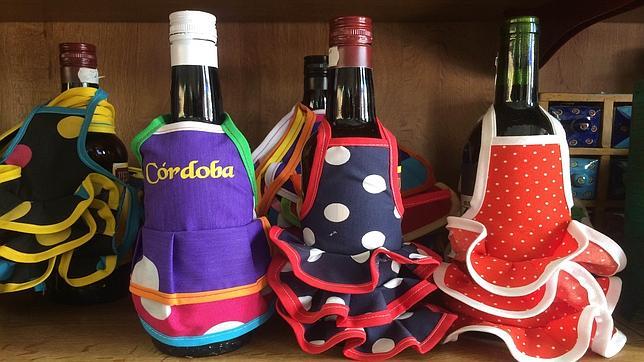 Botellas engalanadas con los divertidos delantales que se encuentran en los comercios de la calle Deanes