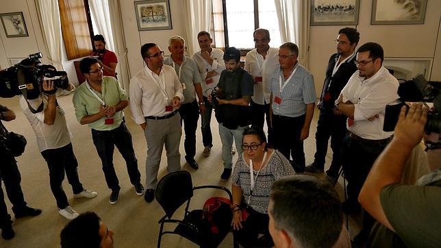 Los alcaldes de IU se encierran en el Parlamento andaluz: «Nos tendrán que echar por la fuerza»