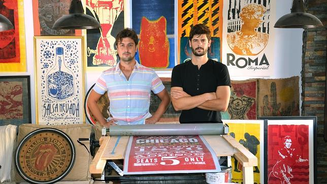 Dos jóvenes cartelistas triunfan pasando de lo digital y rescatando viejas técnicas