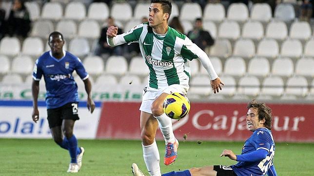 Fede Vico deja atrás a un defensa del Xerez