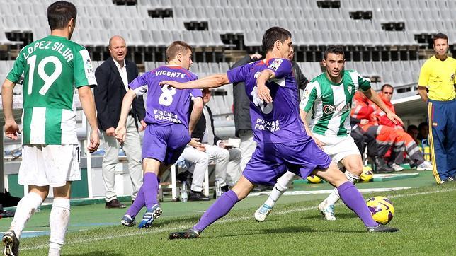 Fernández evita la entrada de un jugador del Guadalajara