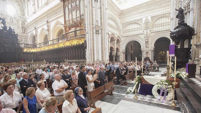 Último adiós a Carlos Linares en un multitudinario entierro
