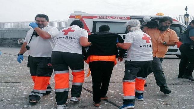 Rescatan a 48 personas en aguas del Estrecho