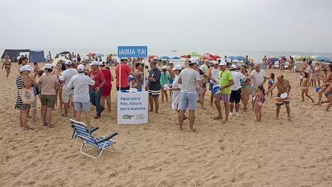 Agricultores del Condado trasladan a las playas su reivindicación de agua para el riego