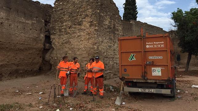 Sadeco adecenta la zona amurallada de Ronda del Marrubial