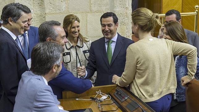 El presidente del PP andaluz, junto a un grupo de sus diputados en el Parlamento