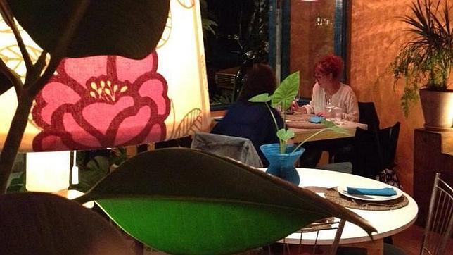 Dos personas cenan en el restaurante Amaltea