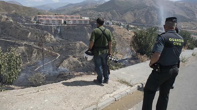 El fuego arrasa 25 hectáreas en Cenes de la Vega, donde siguen las tareas de extinción