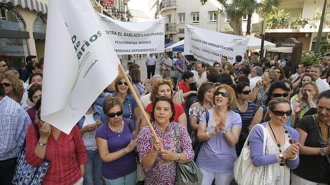 Los funcionarios andaluces quieren recuperar también su paga extra