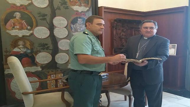 La Guardia Civil recupera un valioso libro de una cofradía de Sanlúcar