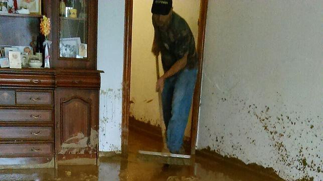 La lluvia inunda viviendas y calles en Cabra y Monturque