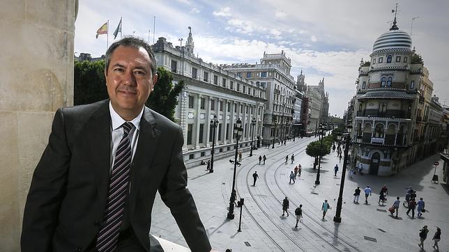 El alcalde de Sevilla, Juan Espadas, en el balcón de su despacho del Ayuntamiento