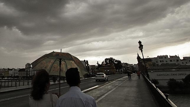 Decenas de incidencias por la lluvia en Sevilla