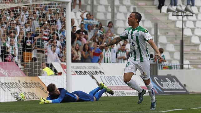 De Tomás se estrena como goleador y decide el duelo