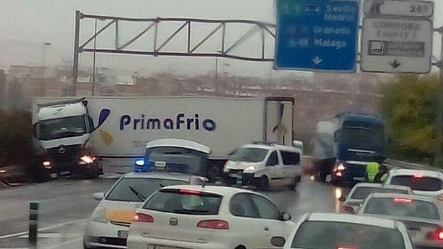 La lluvia provoca varios accidentes de tráfico leves en la A-4 y en la N-432