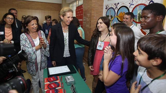 La Infanta Elena destaca en un instituto de Sevilla el valor de invertir en educación