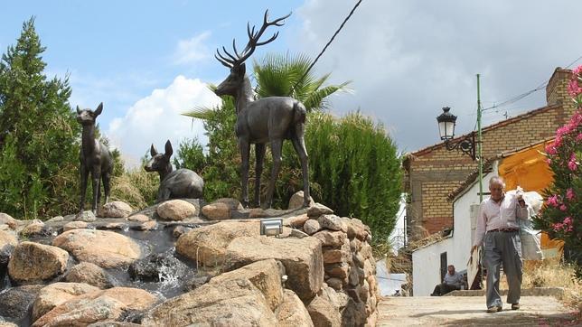 Un jubilado convierte Almadén de la Plata en un museo de la naturaleza al aire libre