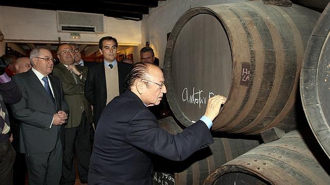 «Fosforito» firma uno de los barriles de Bodegas Campos