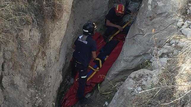 Herido grave un cazador al caer a más de seis metros de altura a un arroyo