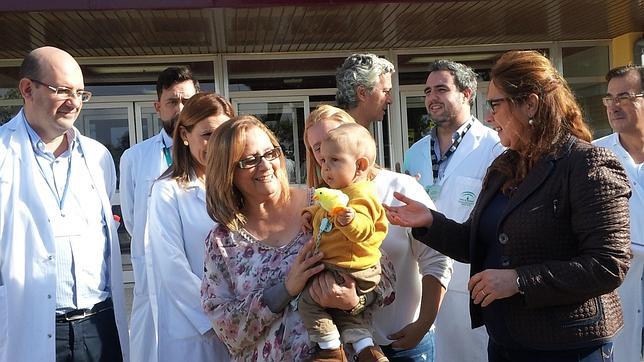 El Reina Sofía realiza el primer trasplante de hígado de abuela a nieto