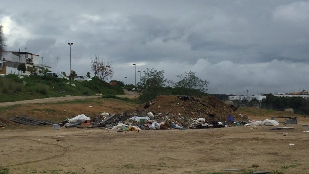 Uno de los vertederos que existen en el entorno del río/ABC