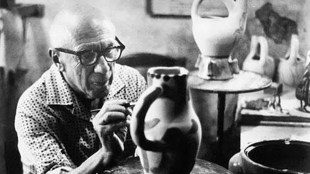 Pablo Ruiz Picasso pinta una de sus cerámicas