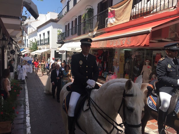 El cortejo nupcial encabezado por la Policía Local a caballo