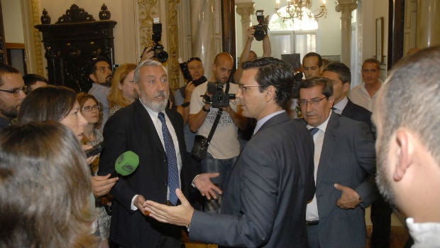 Discusión entre los representantes de las administraciones, antes de la reunión