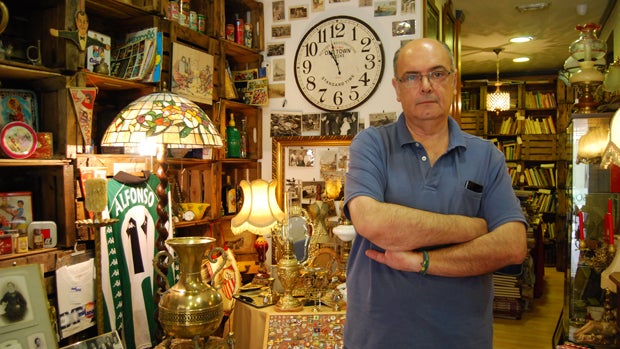 Javier Rivero, en el interior de la tienda