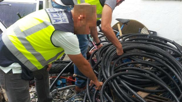 La Policía apila el cable de cobre recuperado en Puerto Real