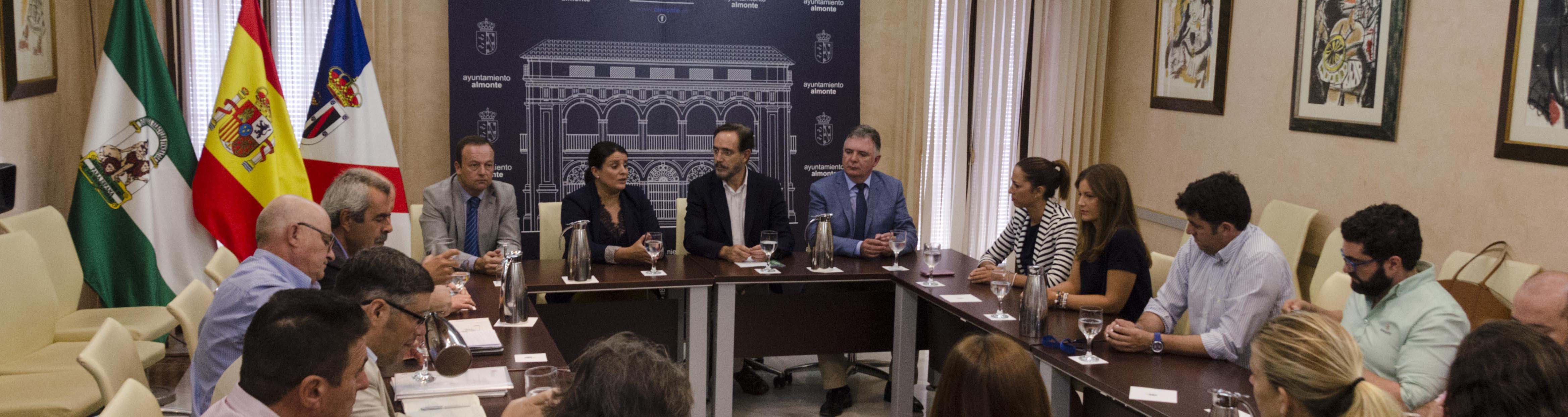 El consejero de Fomento, Felipe López, presenta el proyecto al equipo de gobierno almonteño y los colectivos sociales.