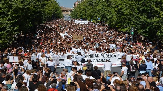 La manifestación, a su paso por la Gran Vía de Granada. / L. R.