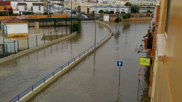 Calle de Dos Hermanas anegada por la lluvia