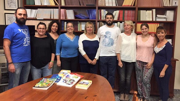 Algunos de los «cazadores» durante la donación de las bibliotecas
