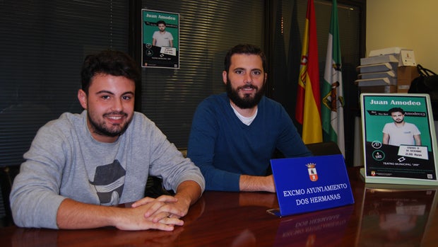 Juan Amodeo acompañado por el delegado de Juventud