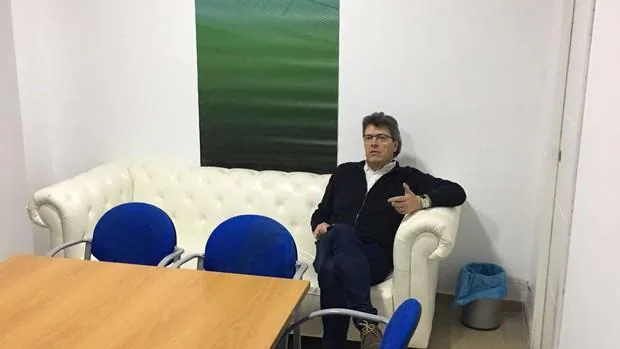La foto de un miembro de la candidatura alternativa con los muebles del PP de Monachil. / Facebook
