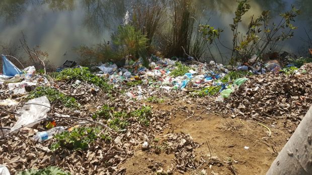 Las laderas del Castillo acumulan basura que termina en el río